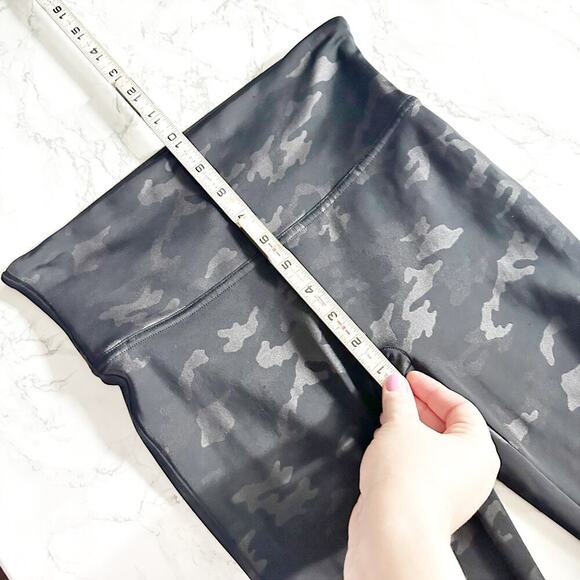 Spanx Matte Black Camo Faux Leather Leggings Women’s Size Medium power waistband - Picture 11 of 12